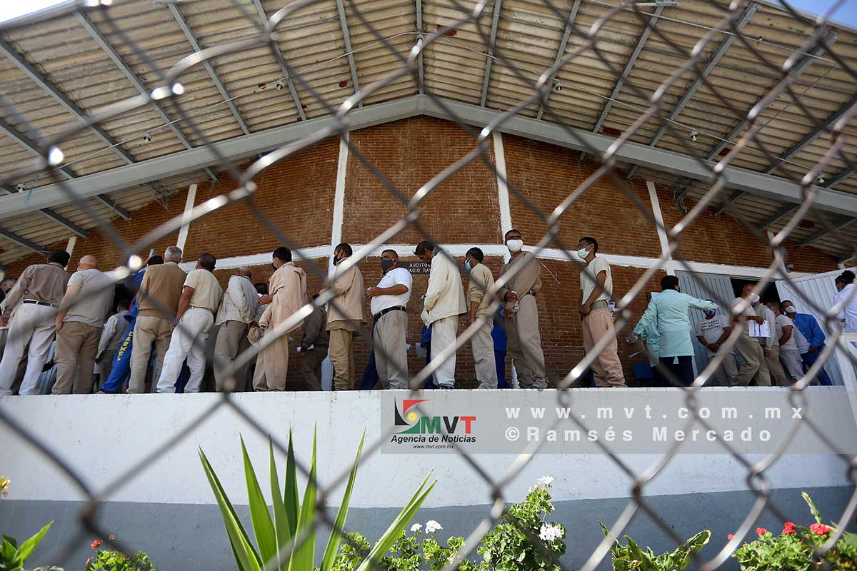 Fila de presos en espera de recibir la vacuna contra Covid-19 a presos en penales del Estado de México