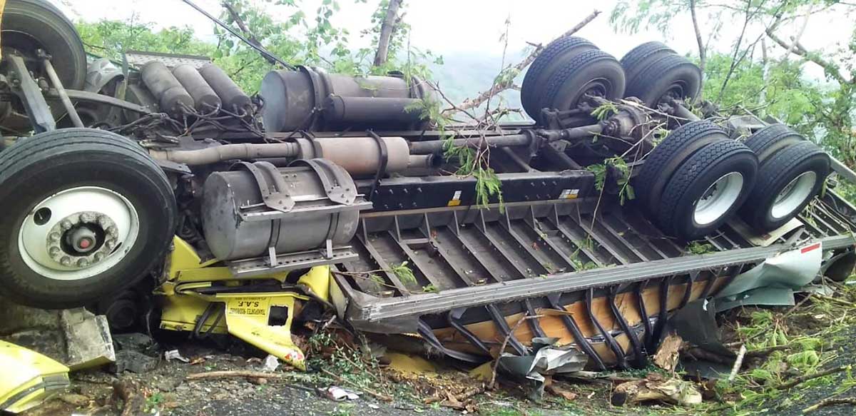 Vuelca camión en Tejupilco, muere una persona y otras más resulta herida