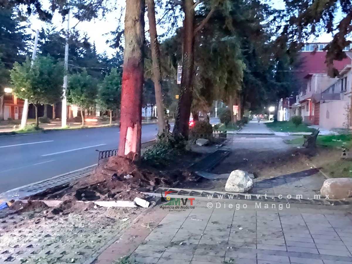 Asi quedó el lugar donde el conductor se estrelló esta madrugada sobre el Paseo Colón de Toluca