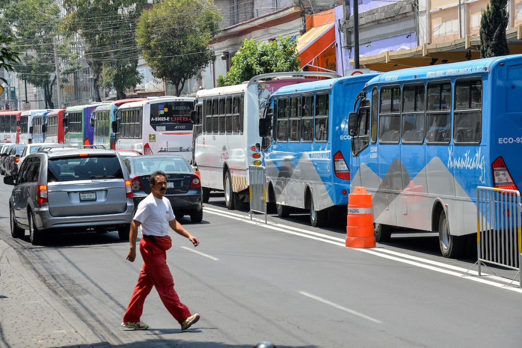 autobuses parados sobre avenida principal en Toluca
