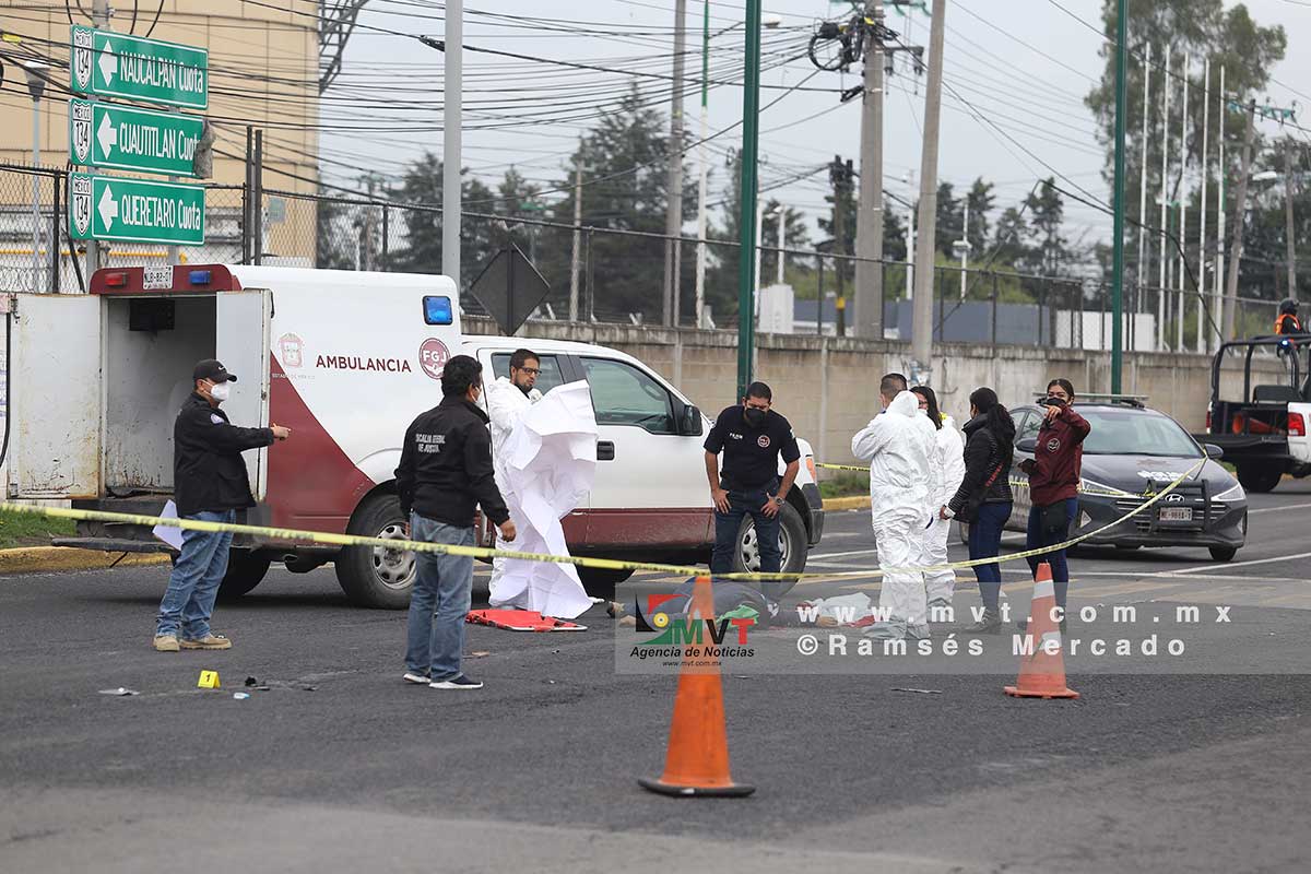 Peritos forenses de la Fiscalía analizan el lugar donde una mujer fue atropellada