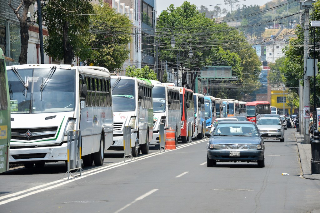 Camiones del servicio público de pasajeros fueron confinados al carril derecho de las avenidas Juarez y Morelos, en el centro de la ciudad, como una medida para ordenar las rutas de camiones y mejoras las condiciones de transito y vialidad en la zona que se calcula circulan más de mil 500 vehiculos por hora.