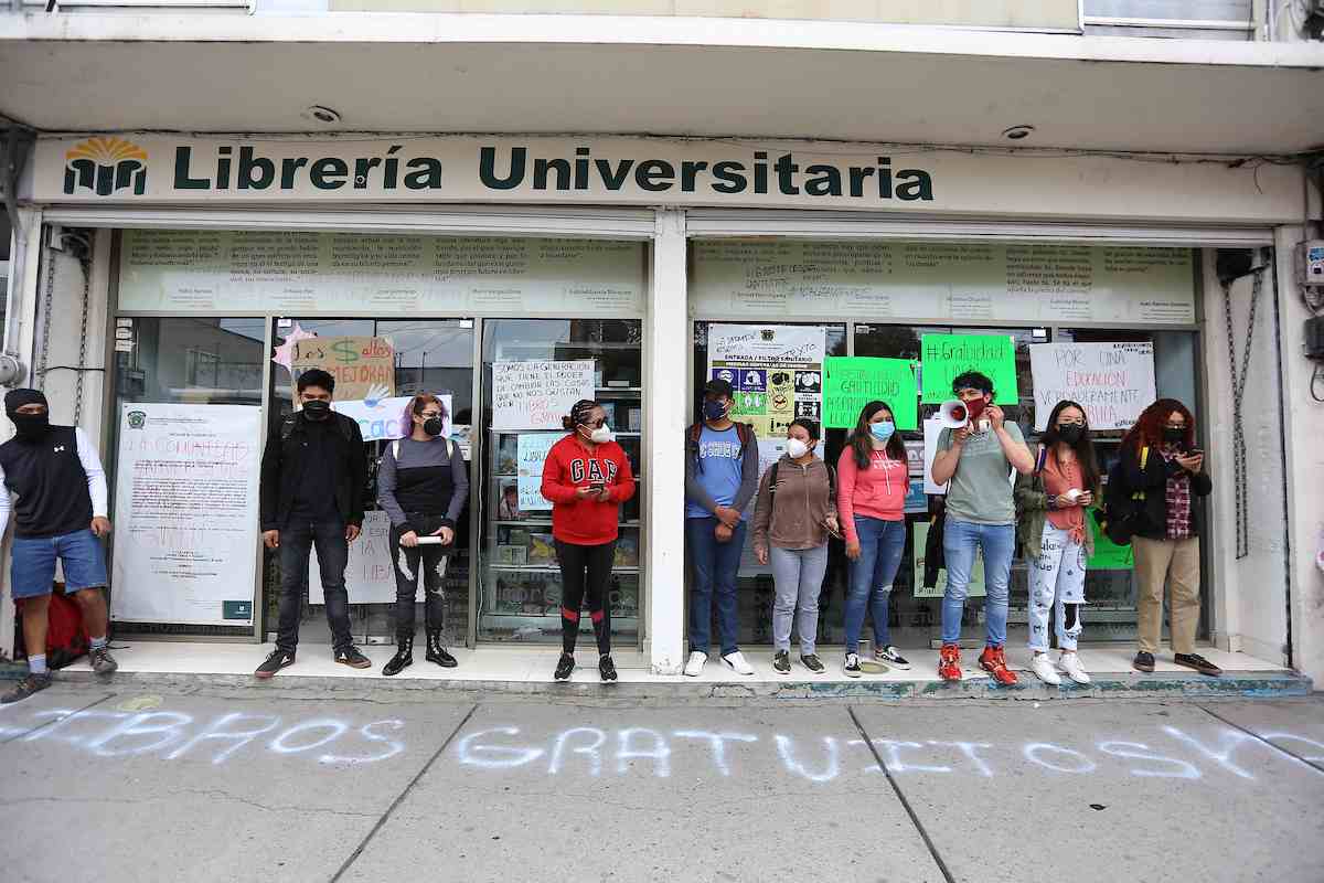 integrantes de esta Asamblea Universitaria se dirigieron a la Librería Universitaria, para cerrarla de manera simbólica y colocar algunos carteles