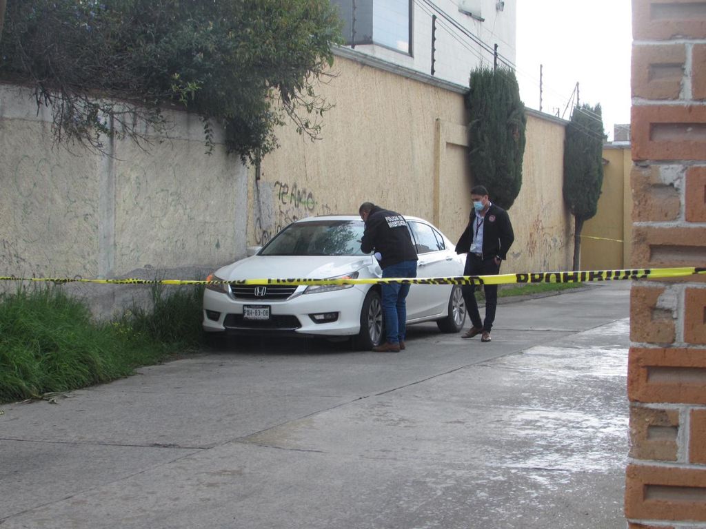 Encuentran un hombre muerto dentro de su auto en San Mateo Atenco