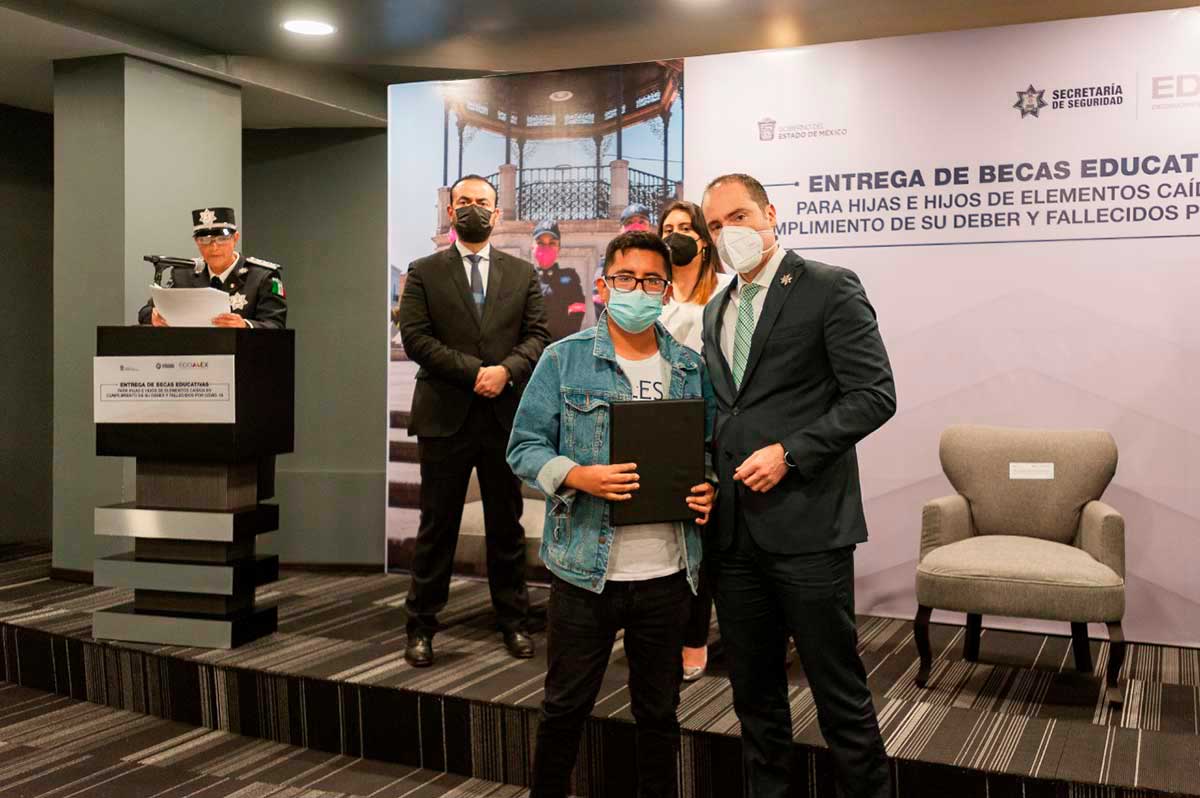 SS Edoméx otorga becas escolares a hijos de policías caídos