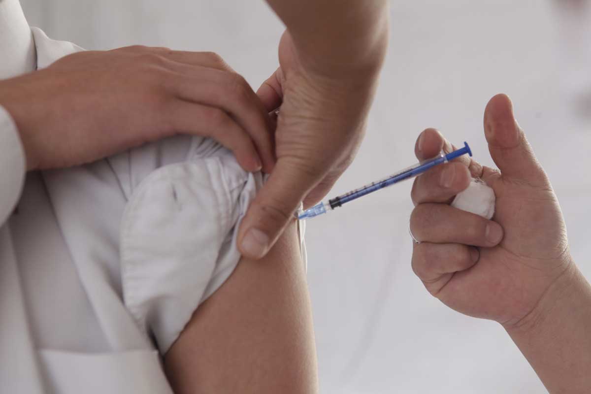 Vacunas anti Covid-19, herramienta fundamental para reducir gravedad en población joven