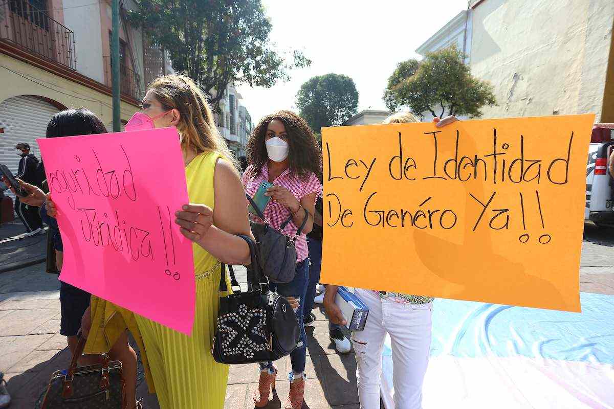 En compañía de sus amigas, Tanya acudió a las oficinas del Registro Civil ubicado en la delegación Santiago Miltepec de Toluca para realizar su trámite