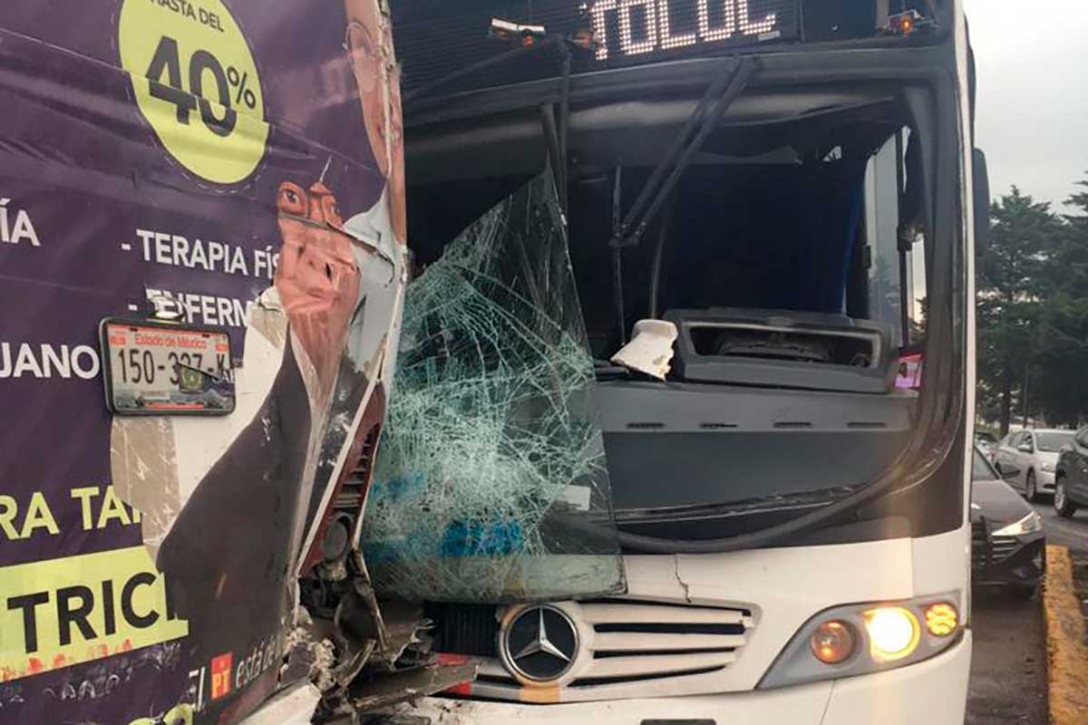 Trece lesionados por choque de camiones en la entrada a San Pablo Autopan