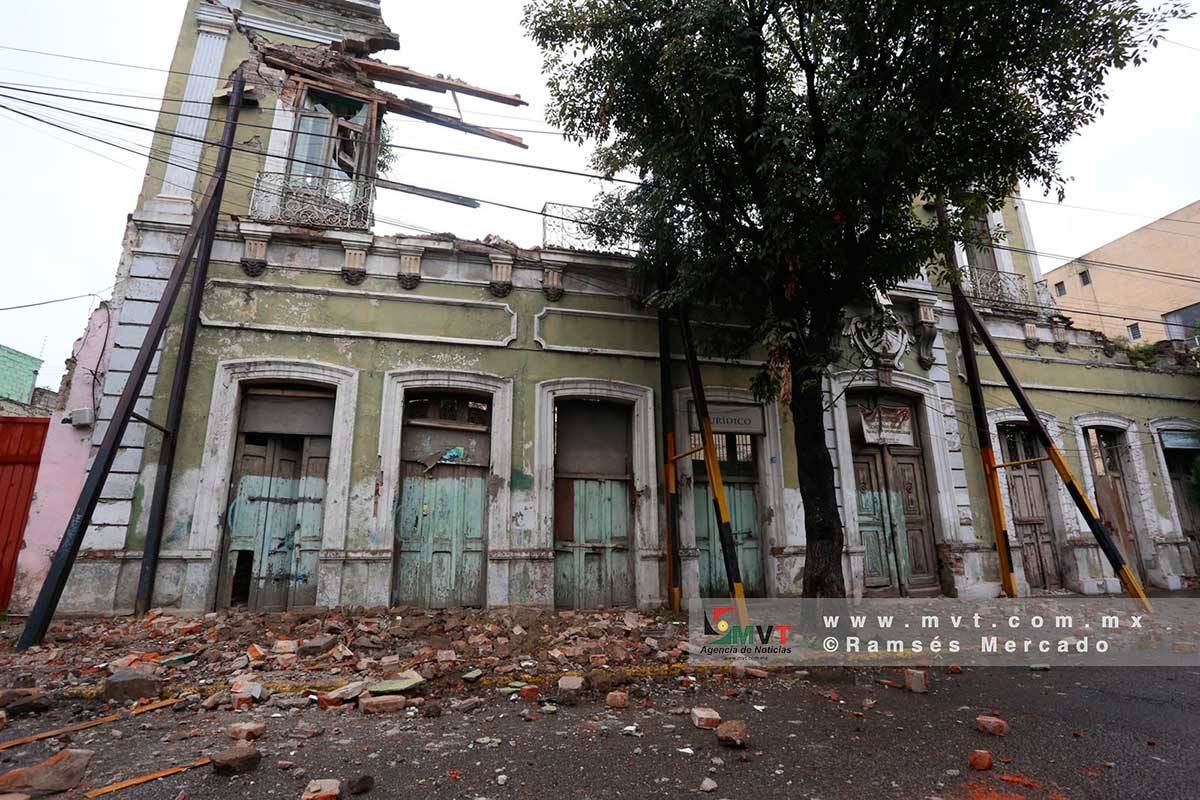 Se derrumba fachada de vieja casona en Toluca