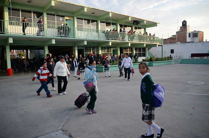¿Cuál es el protocolo si un alumno llega a la escuela con síntomas de Covid?