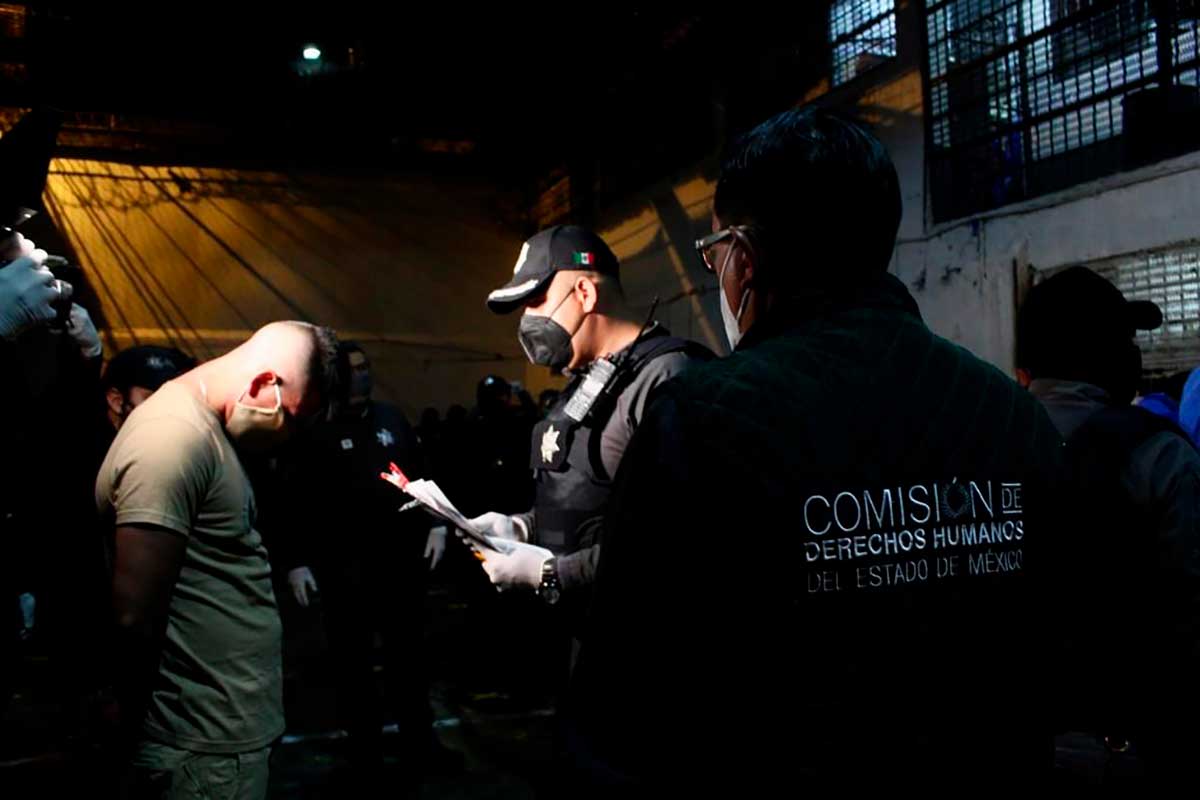Un policía lee los derechos a un interno que será reubicado del penal de Cuautitlán 