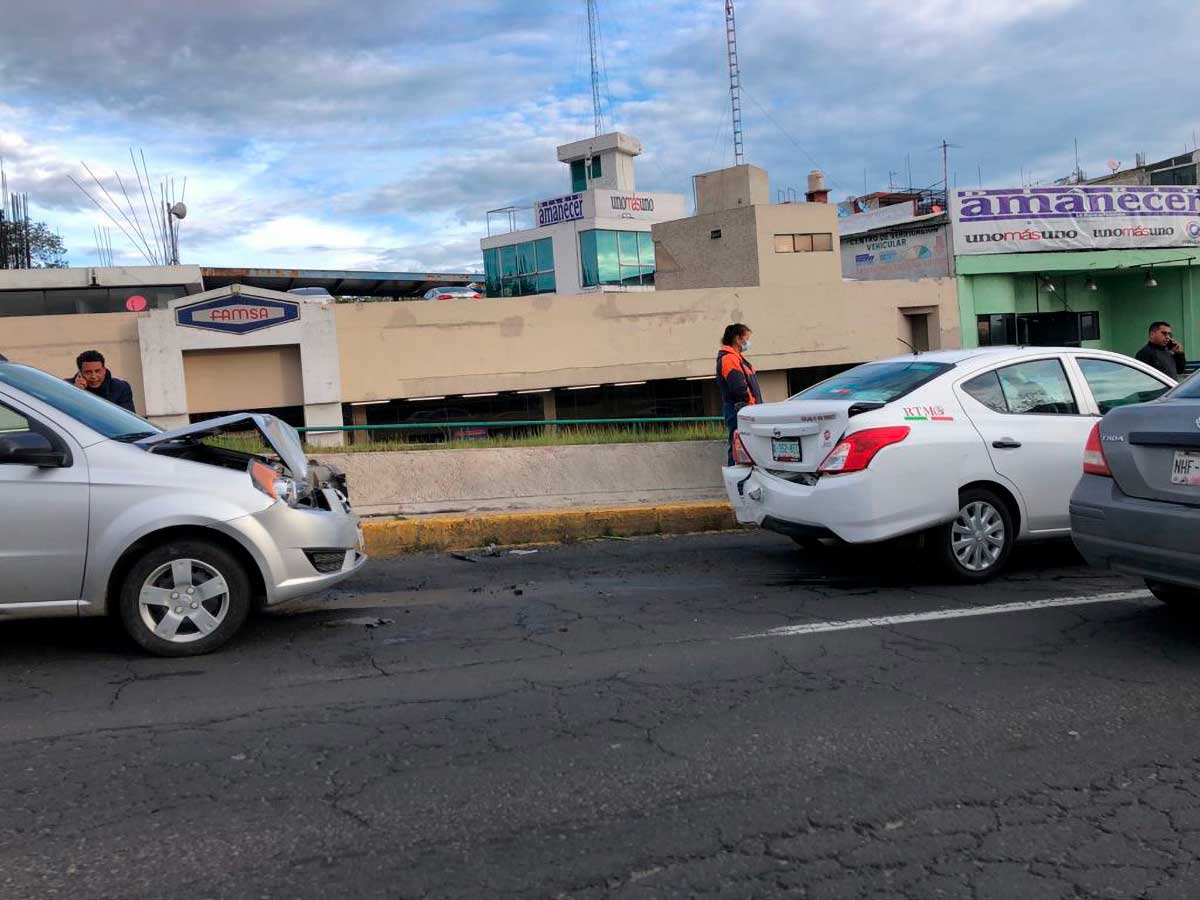 Accidente en Paseo Tollocan afectó circulación frente a clínica 220 del IMSS