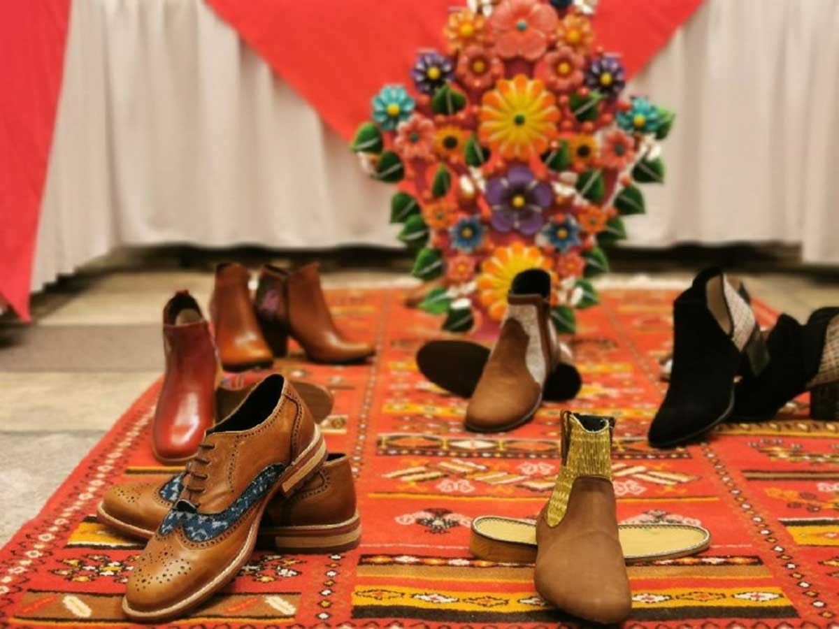 Jóvenes artesanos innovan en línea de calzado en San Mateo Atenco