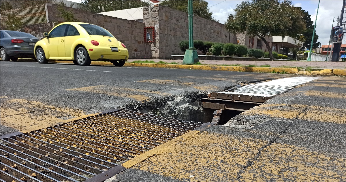 Daño en coladera de Toluca pone en riesgo a peatones y automovilistas