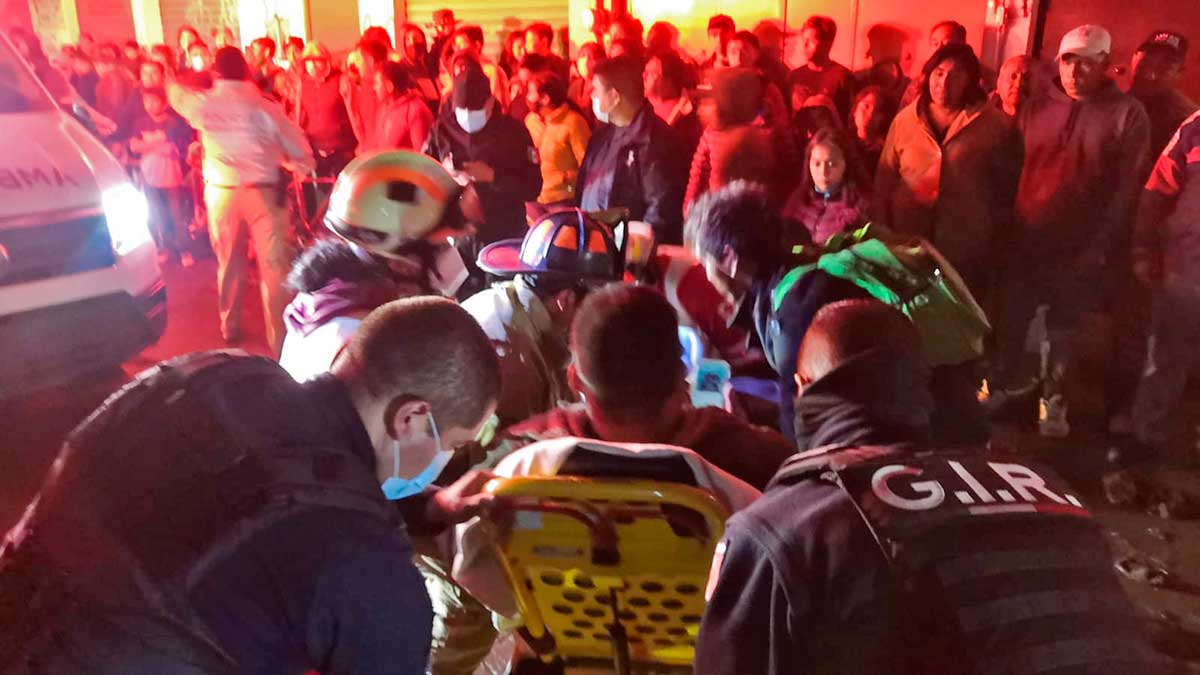Dos lesionados en Metepec al colapsar una barda por el sismo de esta noche