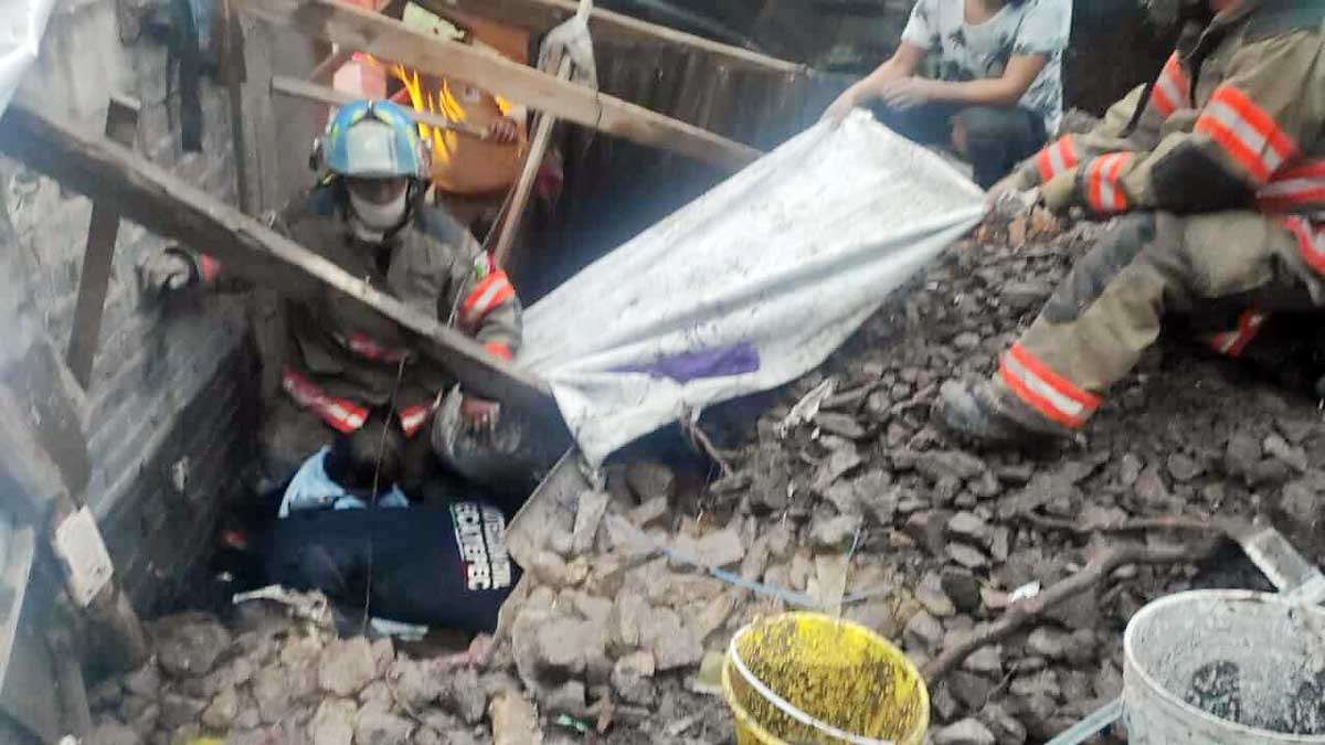 Rescatan a una persona por derrumbe de cerro en Ecatepec