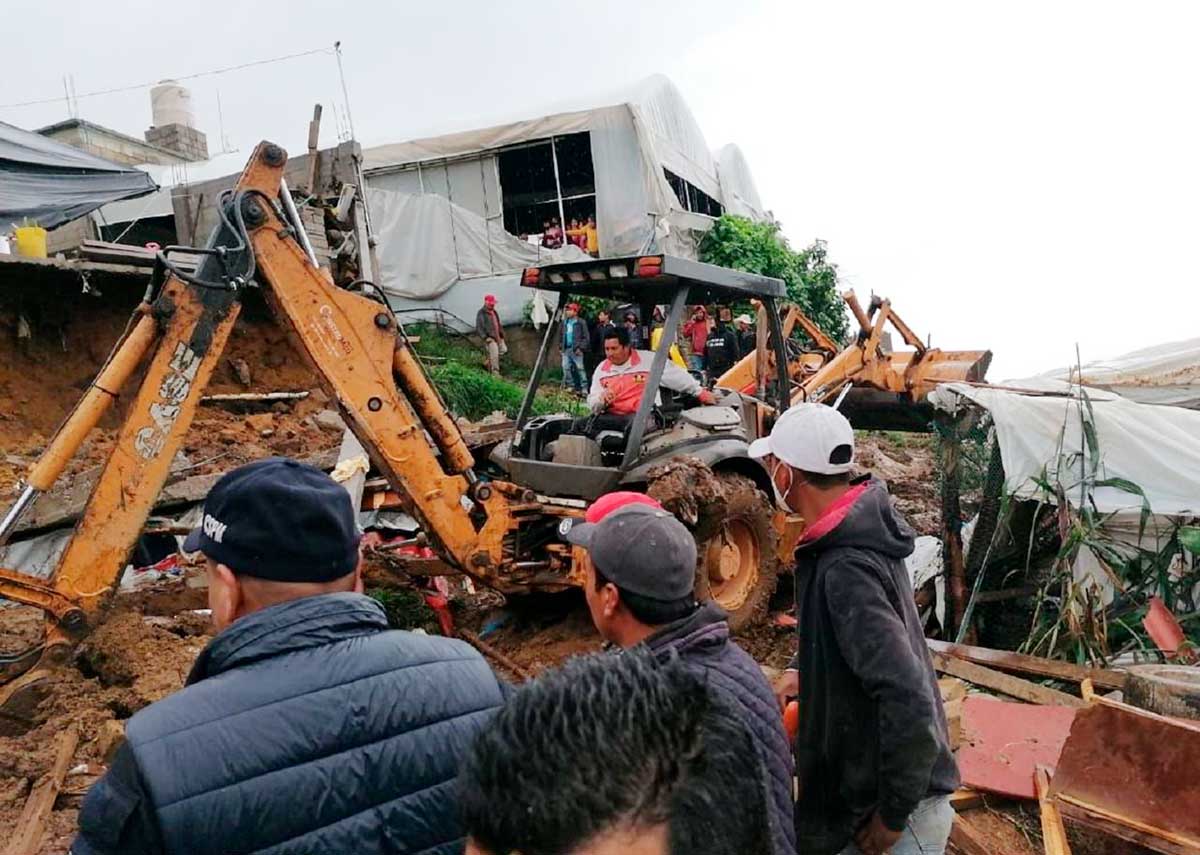 Mueren cuatro personas por derrumbe en Villa Guerrero