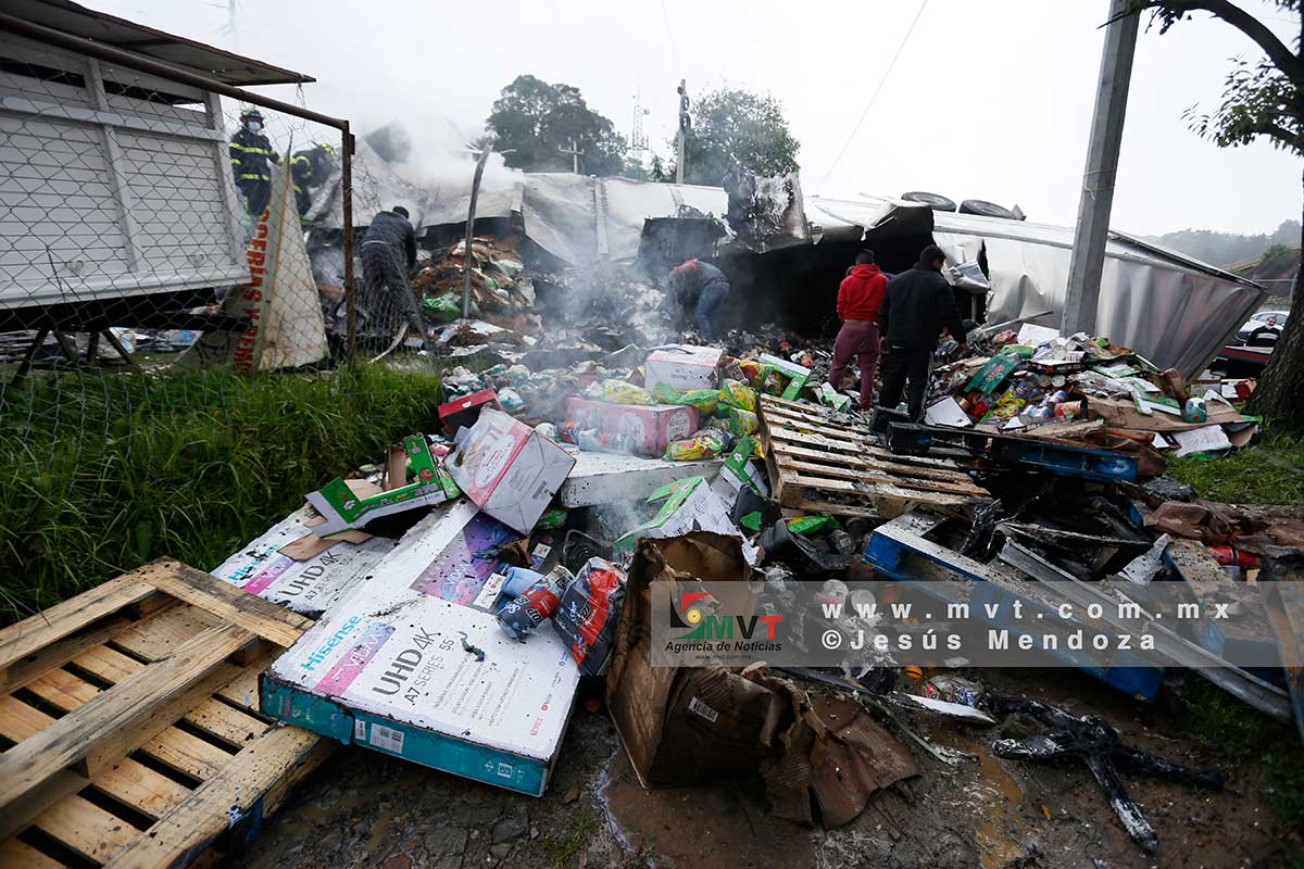 Vuelca trailer y se incendia en la México Toluca