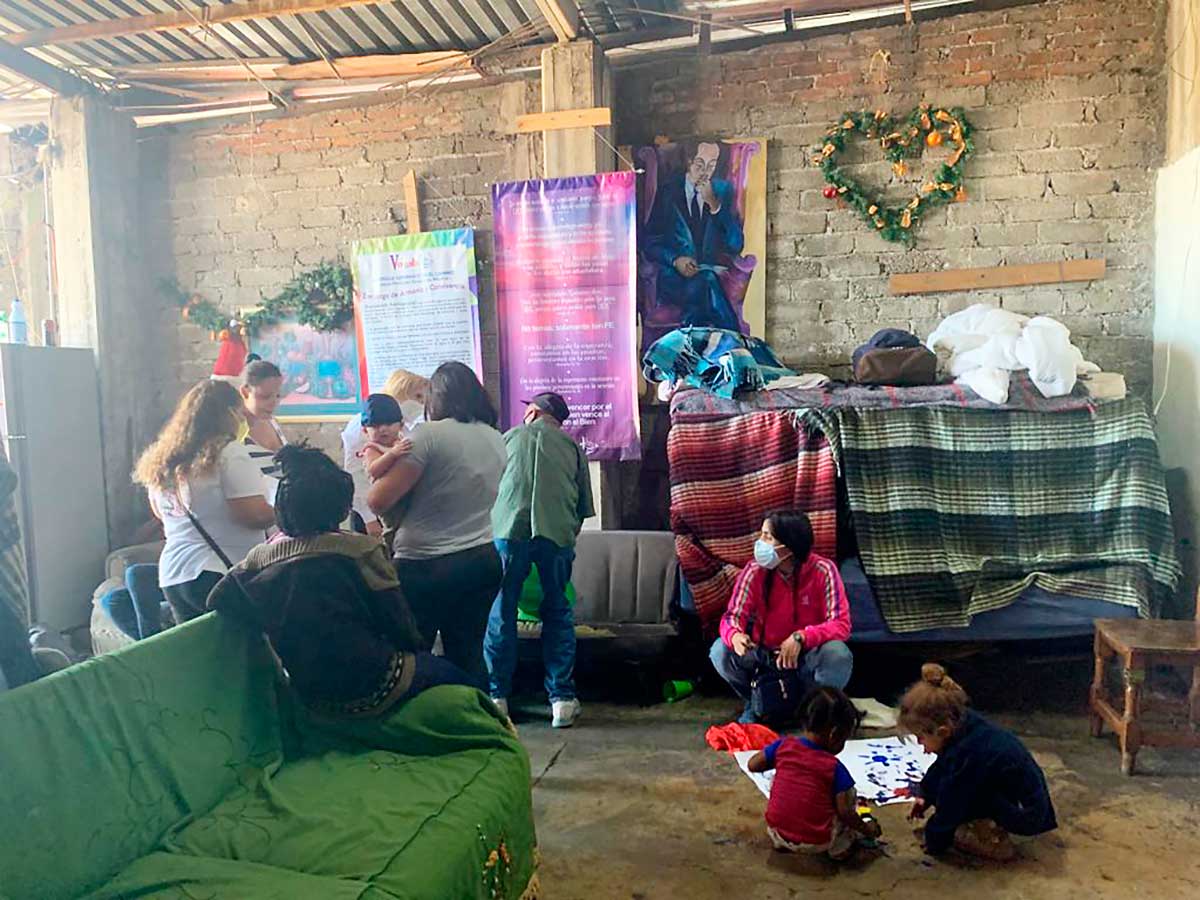 Fundaciones privadas llevan ayuda a albergue de migrantes en Metepec