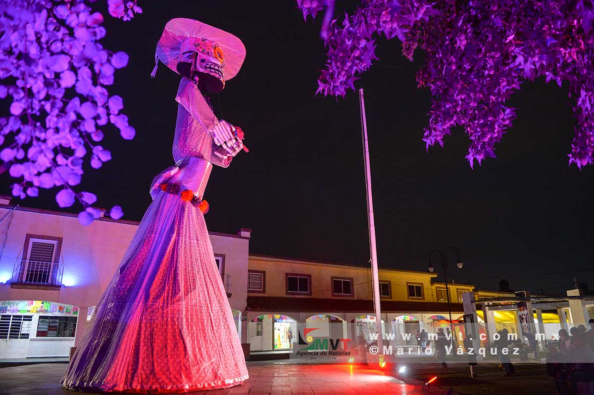 La catrina monumental de San Antonio la Isla fue elaborada de carrizo, papel y telas; se exhibirá hasta el 2 de noviembre.
