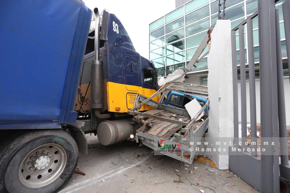 Trailer embiste dos autos y termina impactado contra una escuela