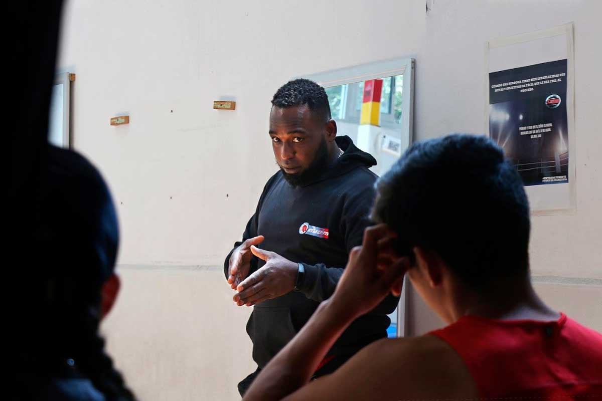 Deportivo Agustín Millán Vivero imparte clases de boxeo