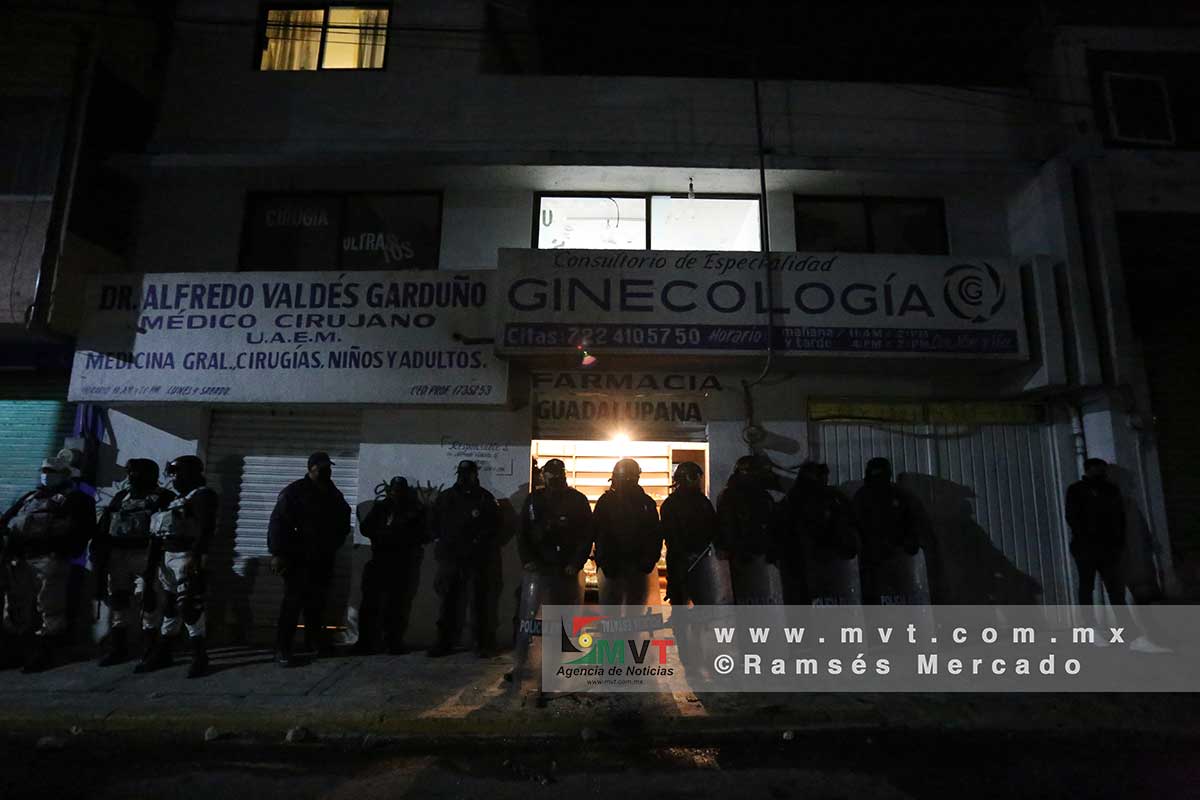 Policias con equipo antimotín resguardaron la clínica de un médico acusado de violar a dos mujeres en Ocoyoacac