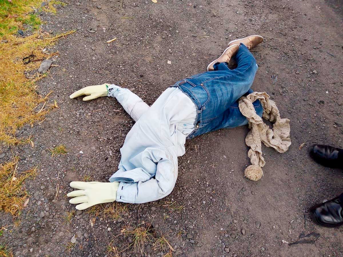 Un muñeco de trapo fue dejado, como una broma de mal gusto, a un costado de la carretera a Ixtlahuaca simulando una persona atropellada