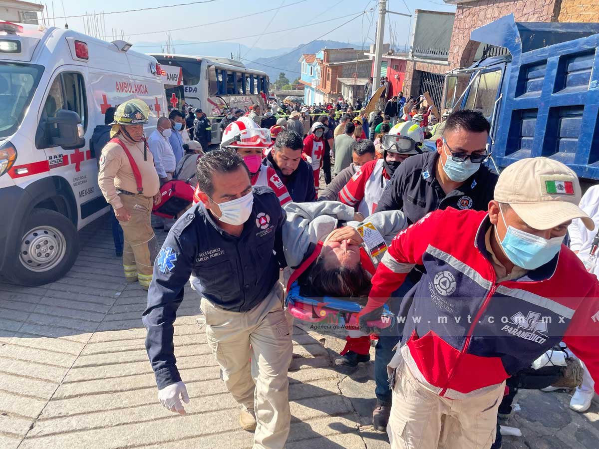 Paramédicos de la Cruz Roja y otras corporaciones de emergencia trasladaron a los peregrinos lesionados 