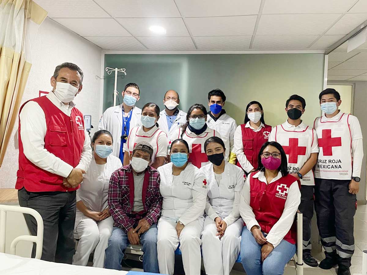 Un hombre que fue repatriado a México tras 36 años de vivir en los EU fue asistido por la Cruz Roja de Toluca