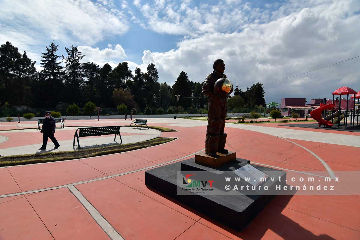 Estatua del astronauta mexicano José Hernández en la plaza Grande Valores de Zinacantepec