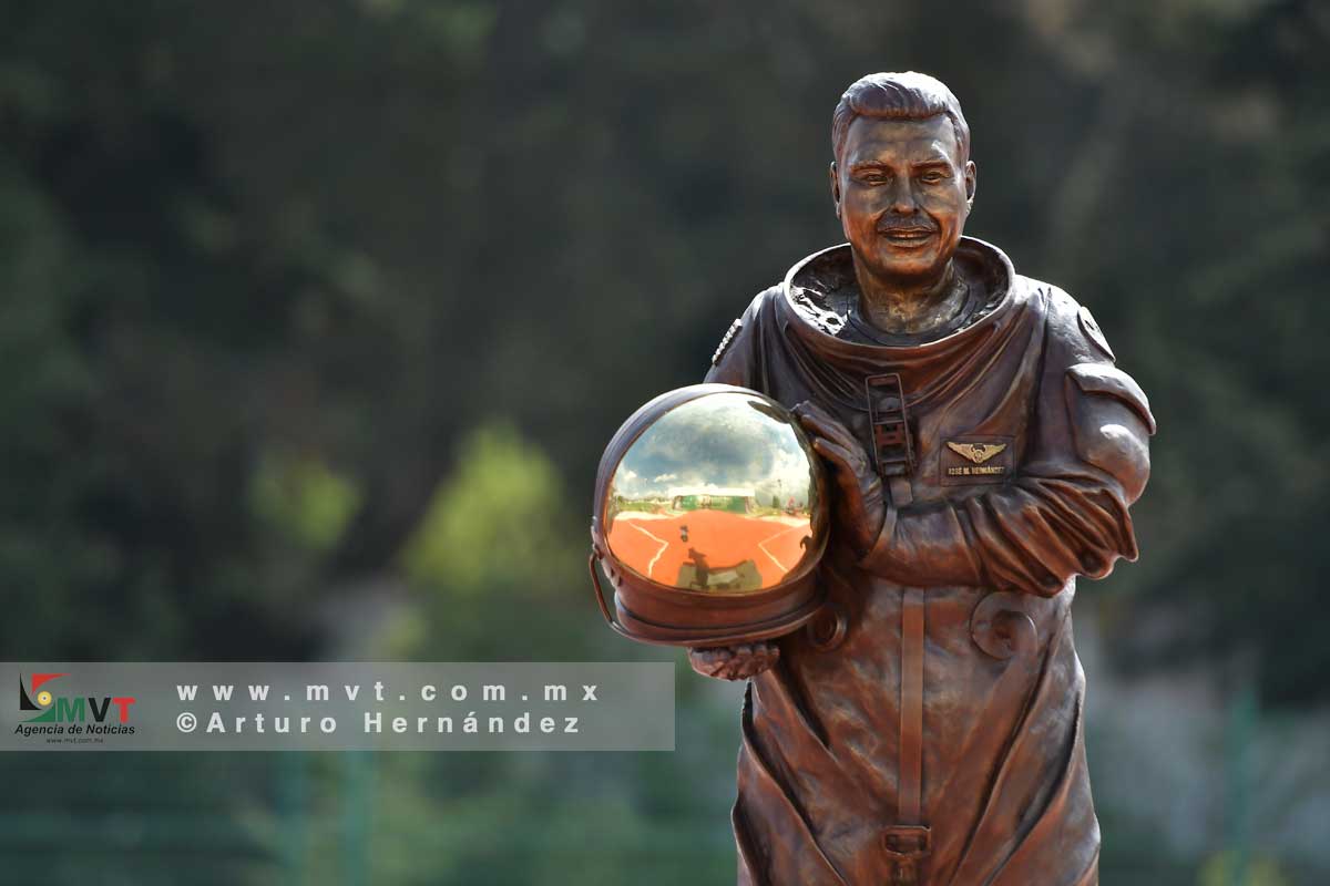 Regresa la estatua de astronauta mexicano robada en Zinacantepec