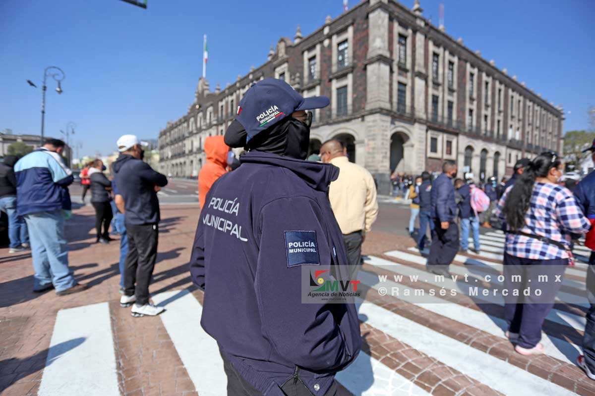 Policías de Toluca empleados del ayuntamiento protestan por falta de pago salarial