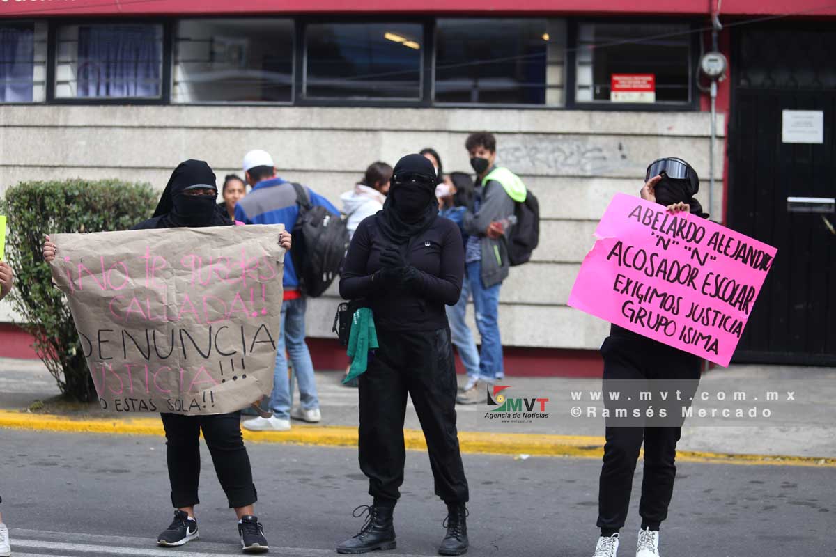 Integrantes de colectivos feministas se manifestaron para exigir justicia por el presunto abuso contra una alumna por parte de un profesor
