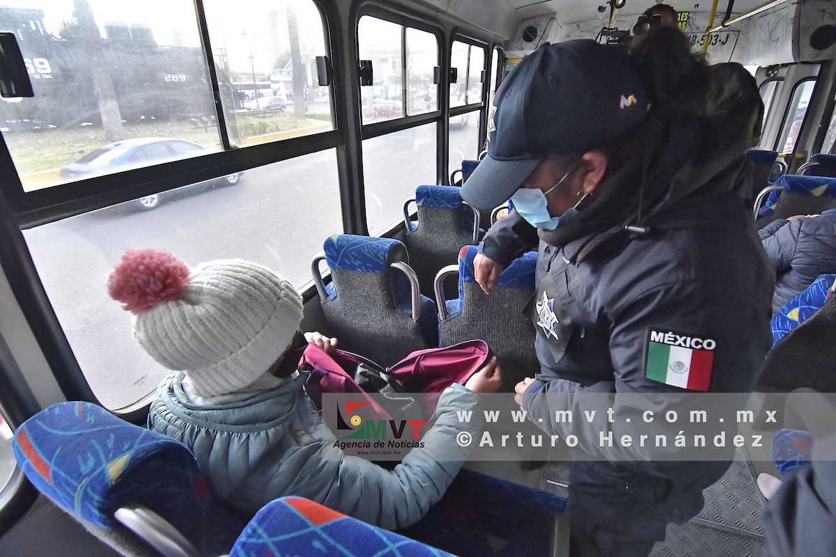 Una mujer policía participa en el operativo de seguridad para evitar robos a pasajeros del transporte público
