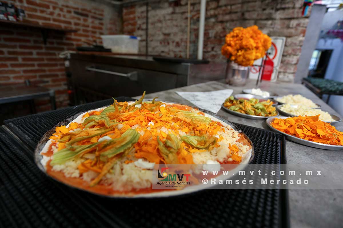 Crean la pizza de Cempasúchil en Toluca para celebrar el día de muertos