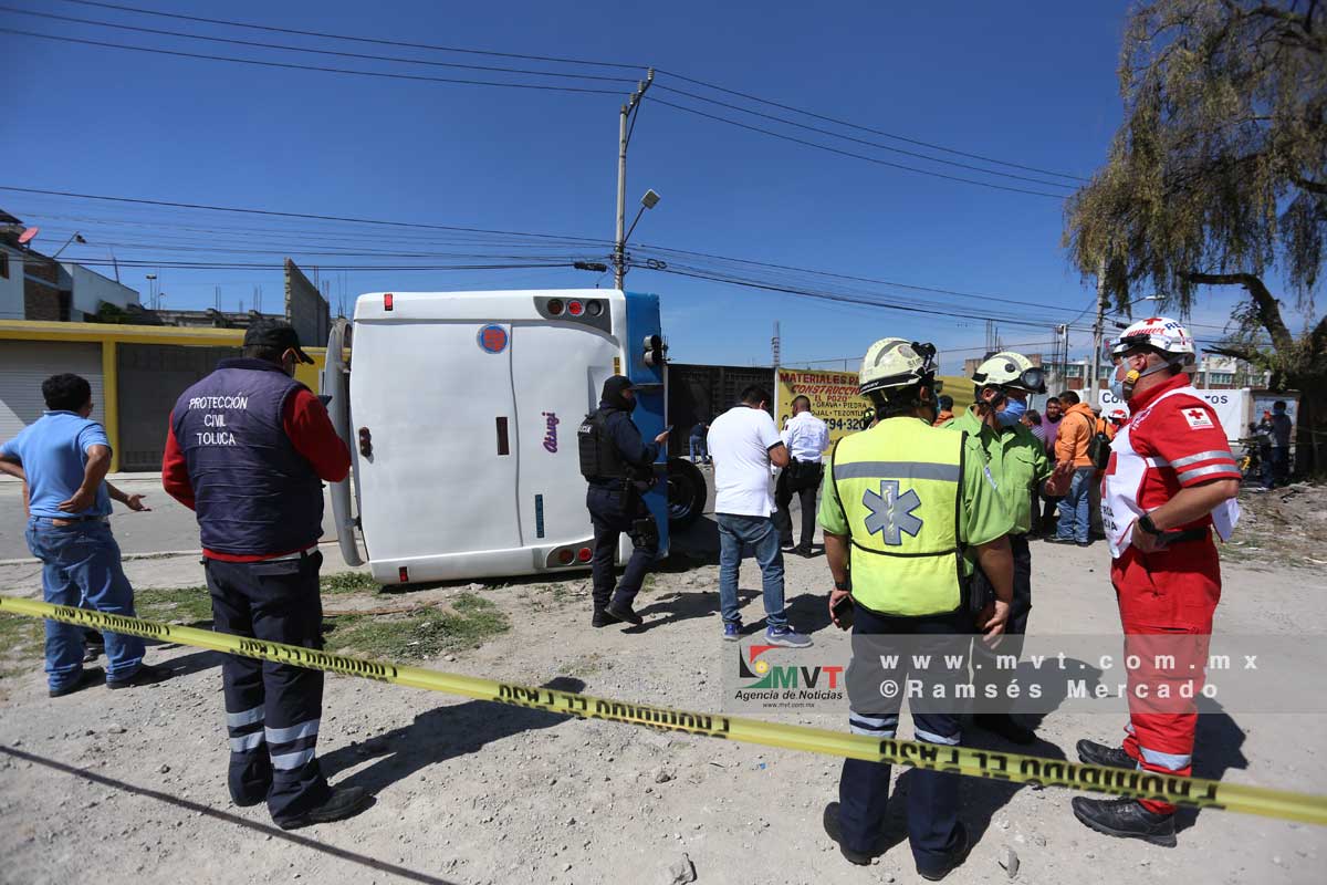 La vialidad Lombardo Toledano quedó cerrada por la volcadura del autobús que aparentemente sufrió una falla mecánica