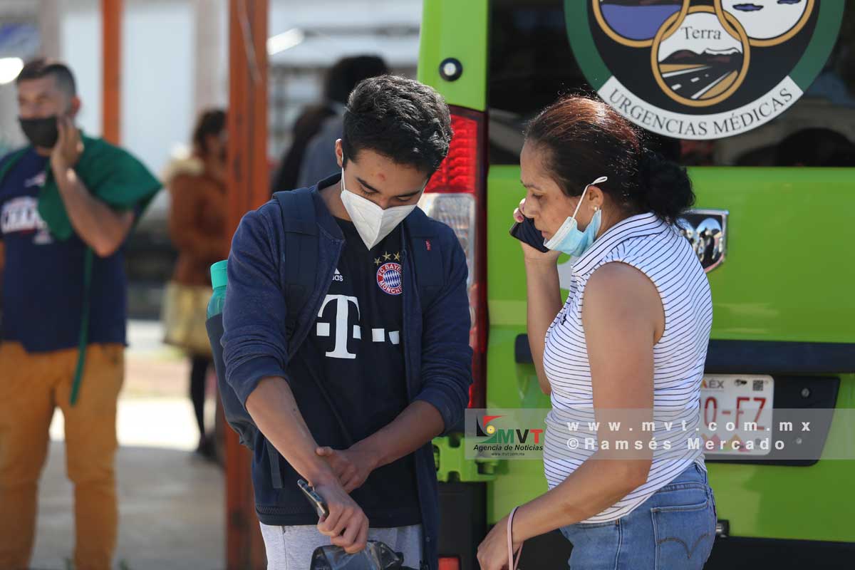 Ocho personas resultaron lesionadas al registrarse la volcadura de un autobús de pasajeros en La Crespa, Toluca