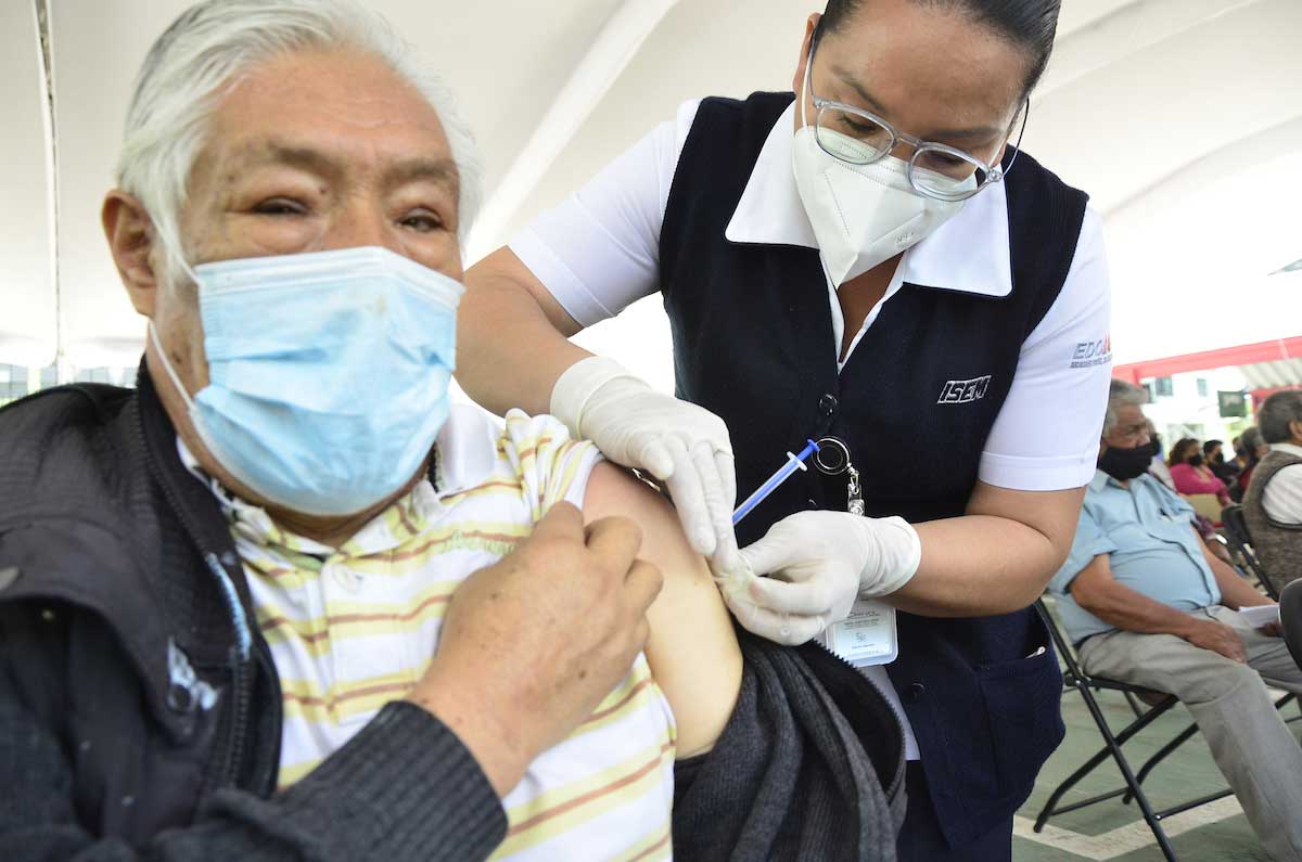 Aplicación de vacuna de refuerzo anti Covid-19 para mayores de 60 en Toluca y Metepec
