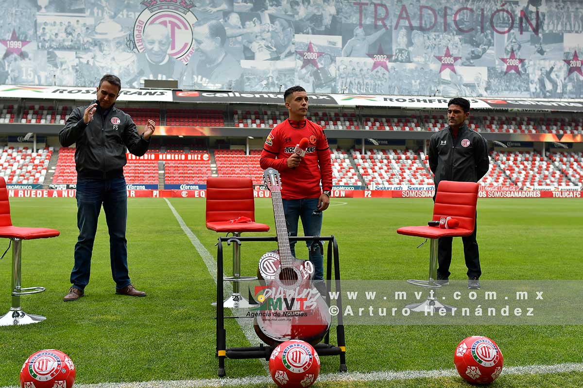 Leo Fernández fue presentado a su afición en el estadio Nemesio Diez