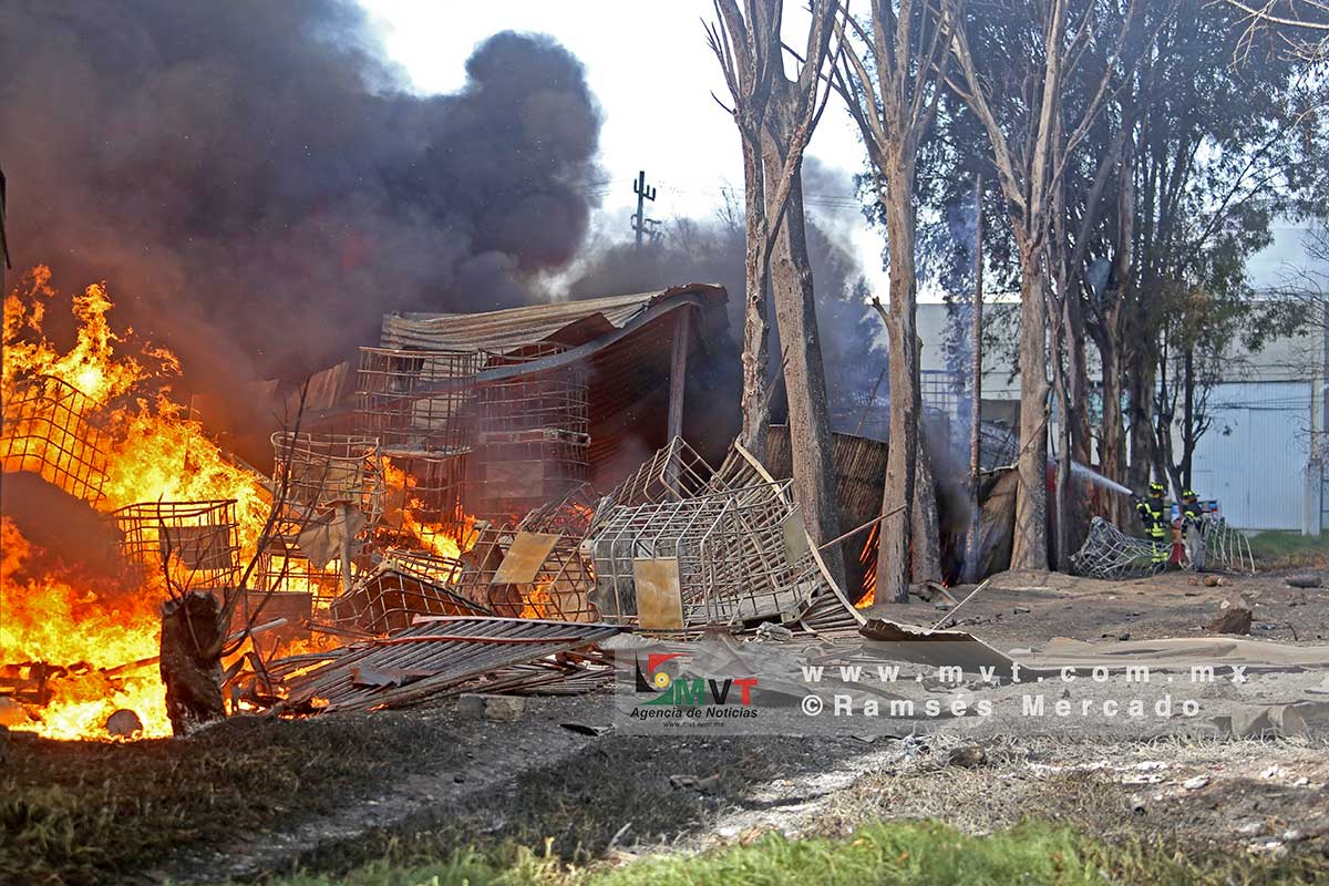 Reportan bajo control el incendio de fábrica de pinturas en Lerma