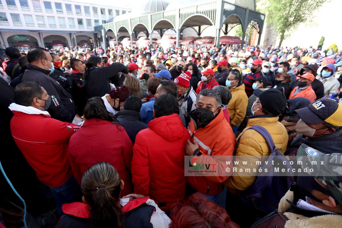 Trabajadores del ayuntamiento de Toluca colapsan vialidades, piden pagos salariales