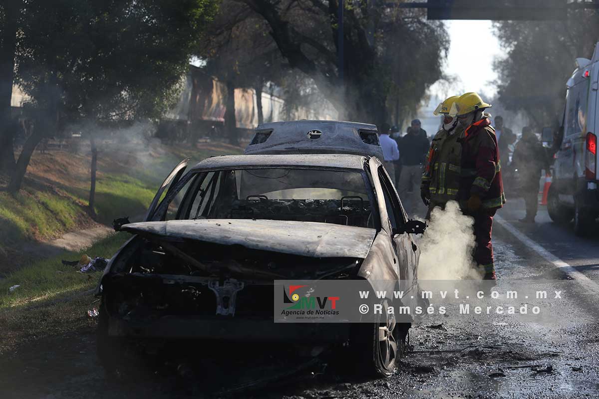 Bomberos de Metepec respondieron al reporte de un auto en llamas sobre carriles centrales de Paseo Tollocan