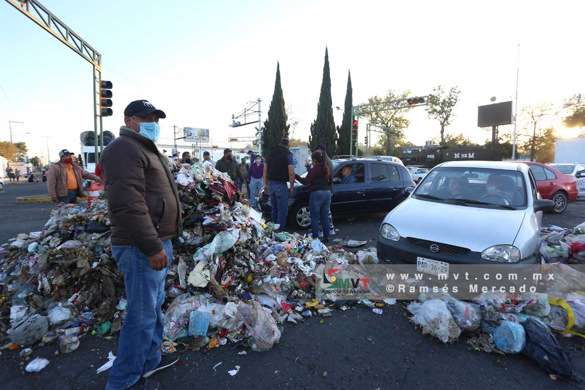 Empleados de Toluca bloquean calles con basura por la falta de pago salarial 