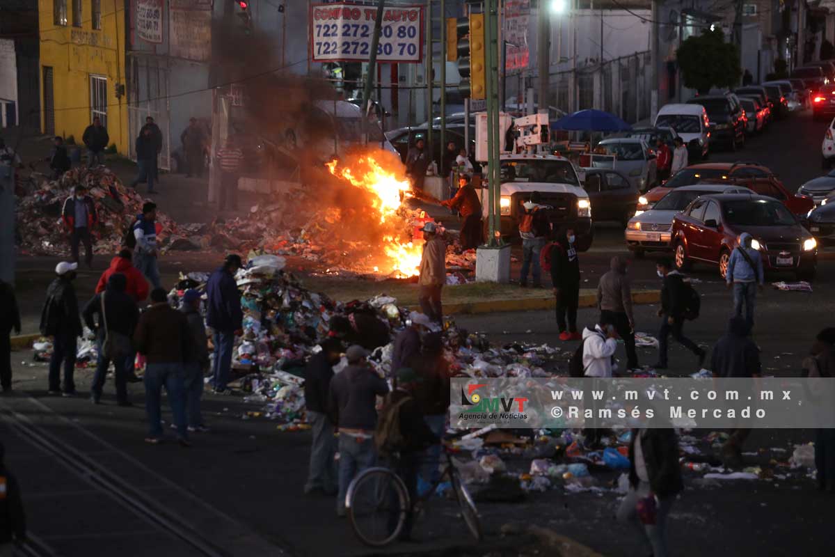 Se desata el caos en Toluca / Empleados bloquean calles con basura