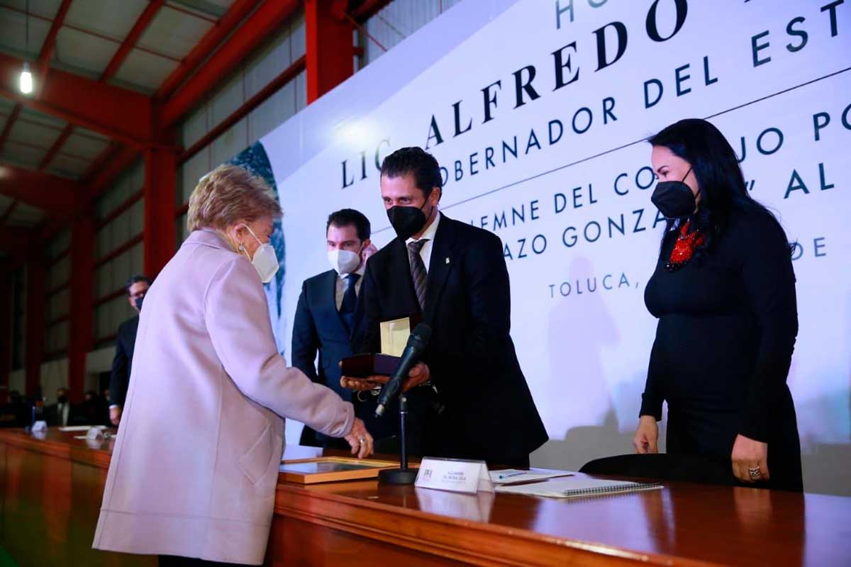 Entregan presea Lic. Alfredo del Mazo González