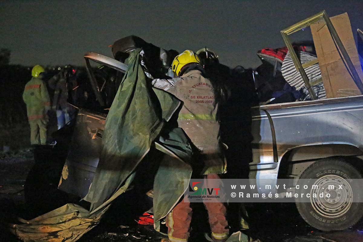 Un bombero participa en el rescate de dos víctimas mortales en el accidente registra esta noche en la autopista Lerma - Tenango del Valle