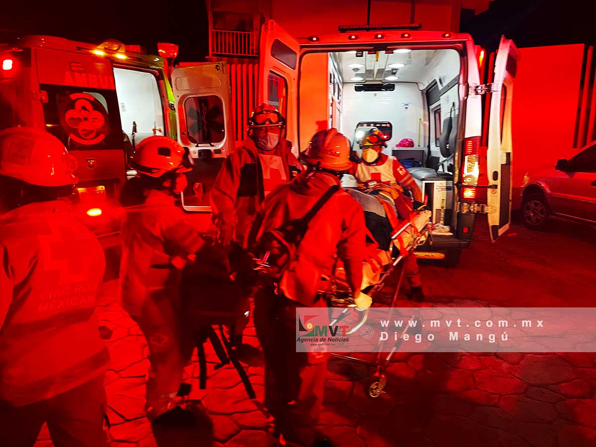 Paramédicos de distintos servicios de emergencia dieron atención y realizaron el traslado de las personas lesionadas por el choque de un autobus en la comunidad de San Miguel Ameyalco, Lerma