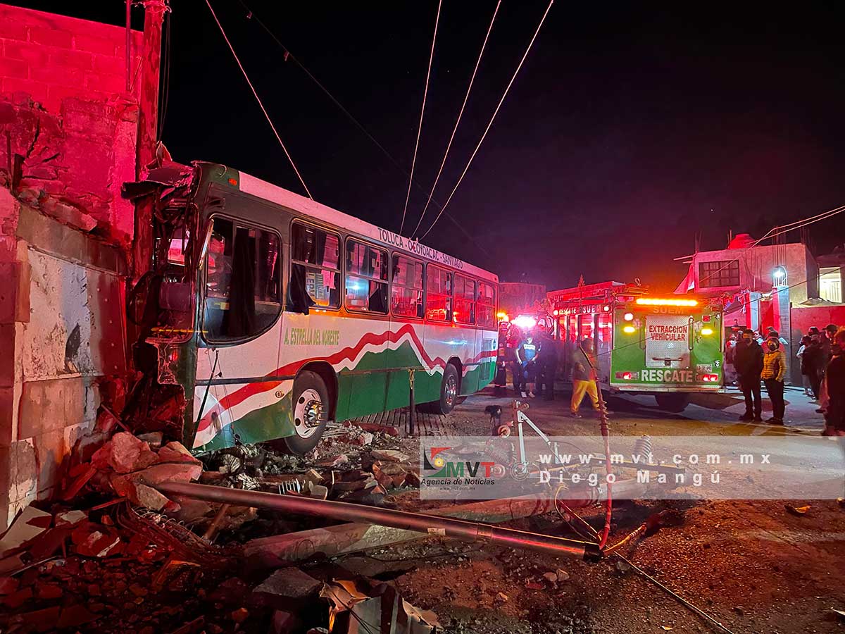 Choca camión de pasajeros y deja 30 lesionados en San Miguel Ameyalco