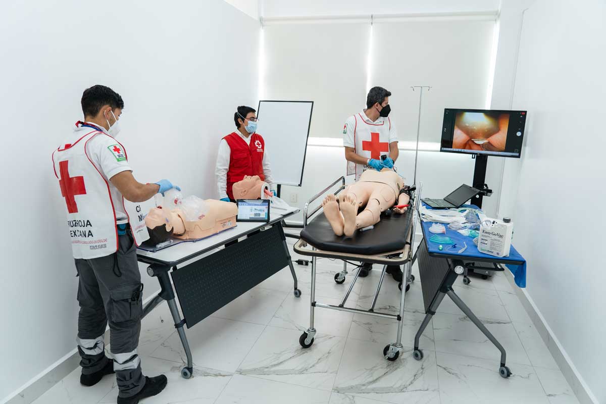 Estudiantes de la carrera de paramédico de la Cruz Roja realizan prácticas en el Centro Estatal de Formación